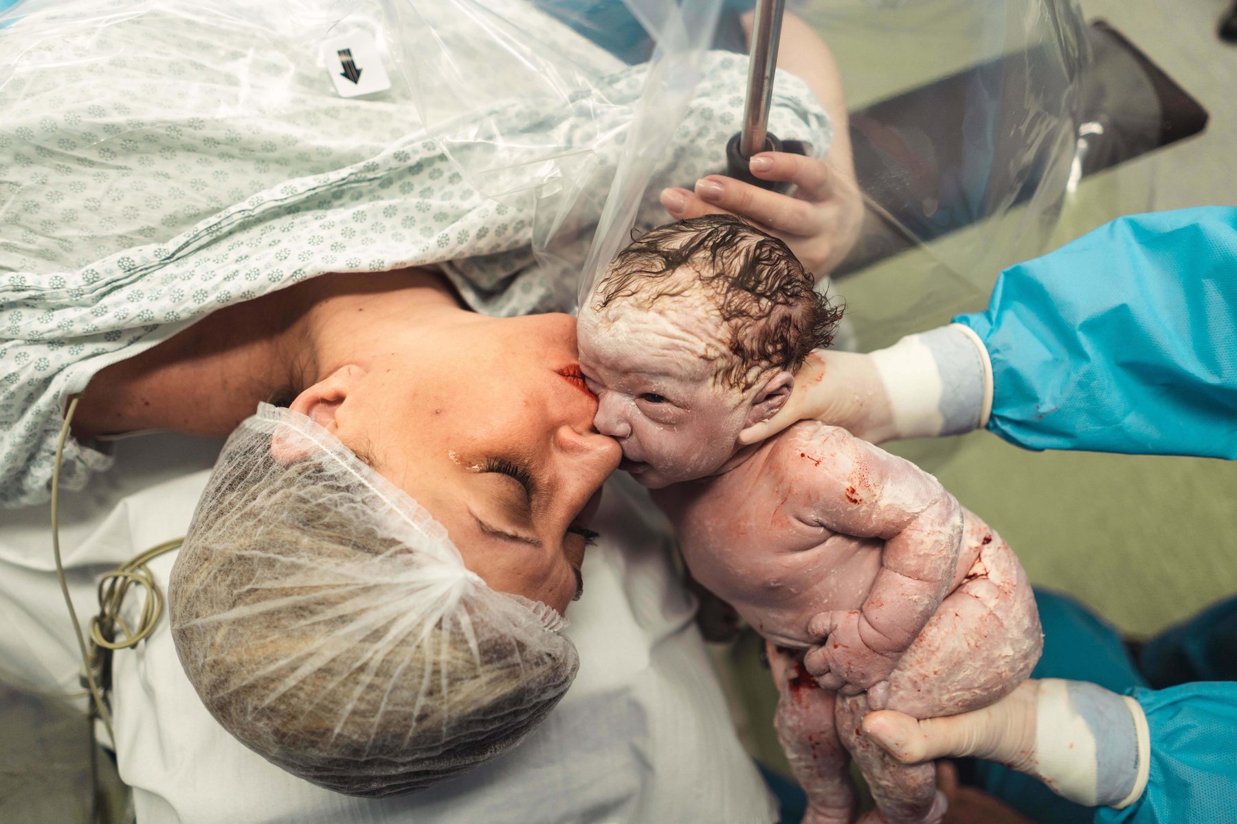 Mãe beija o bebê imediatamente após o nascimento