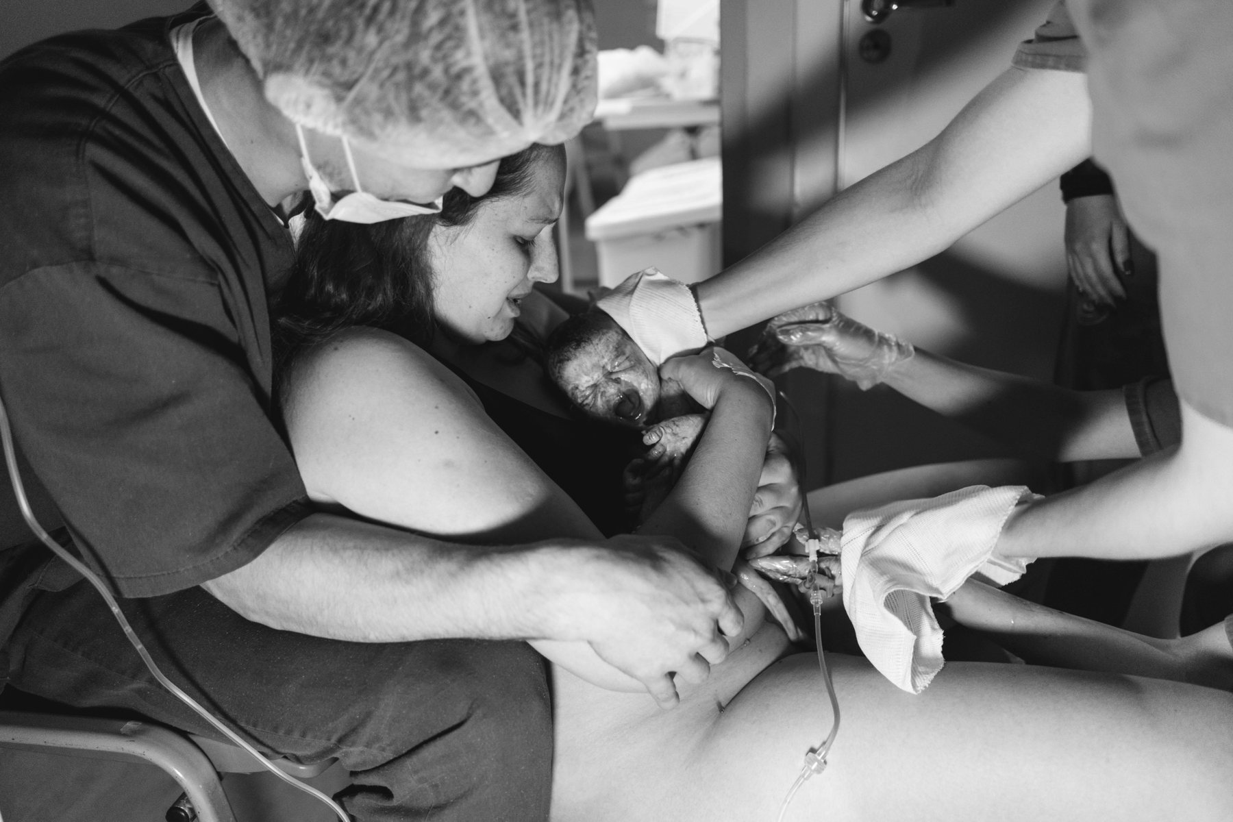 Mãe recebe o bebê após um parto normal