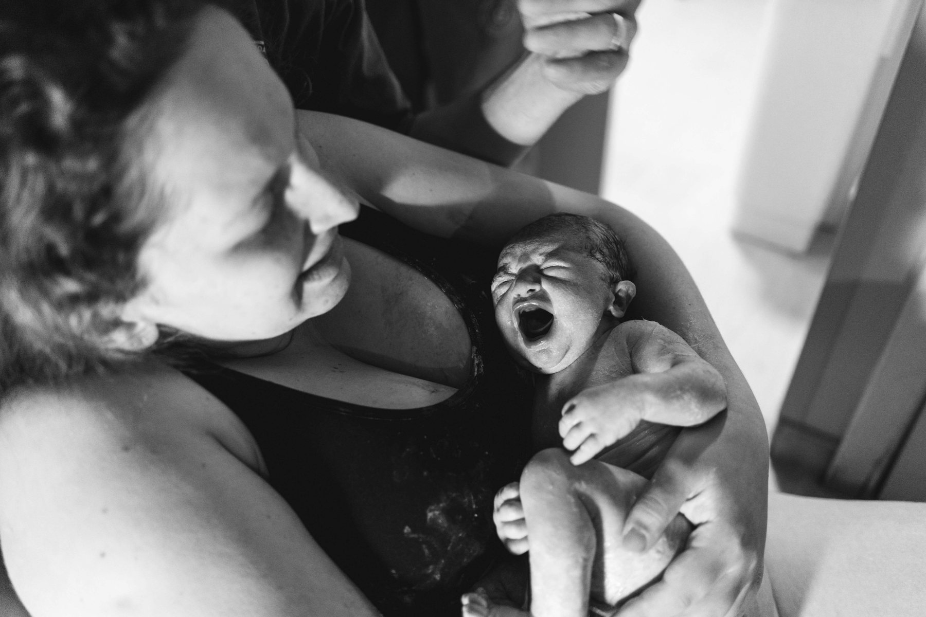 Recém-nascido no colo da mãe após o parto normal