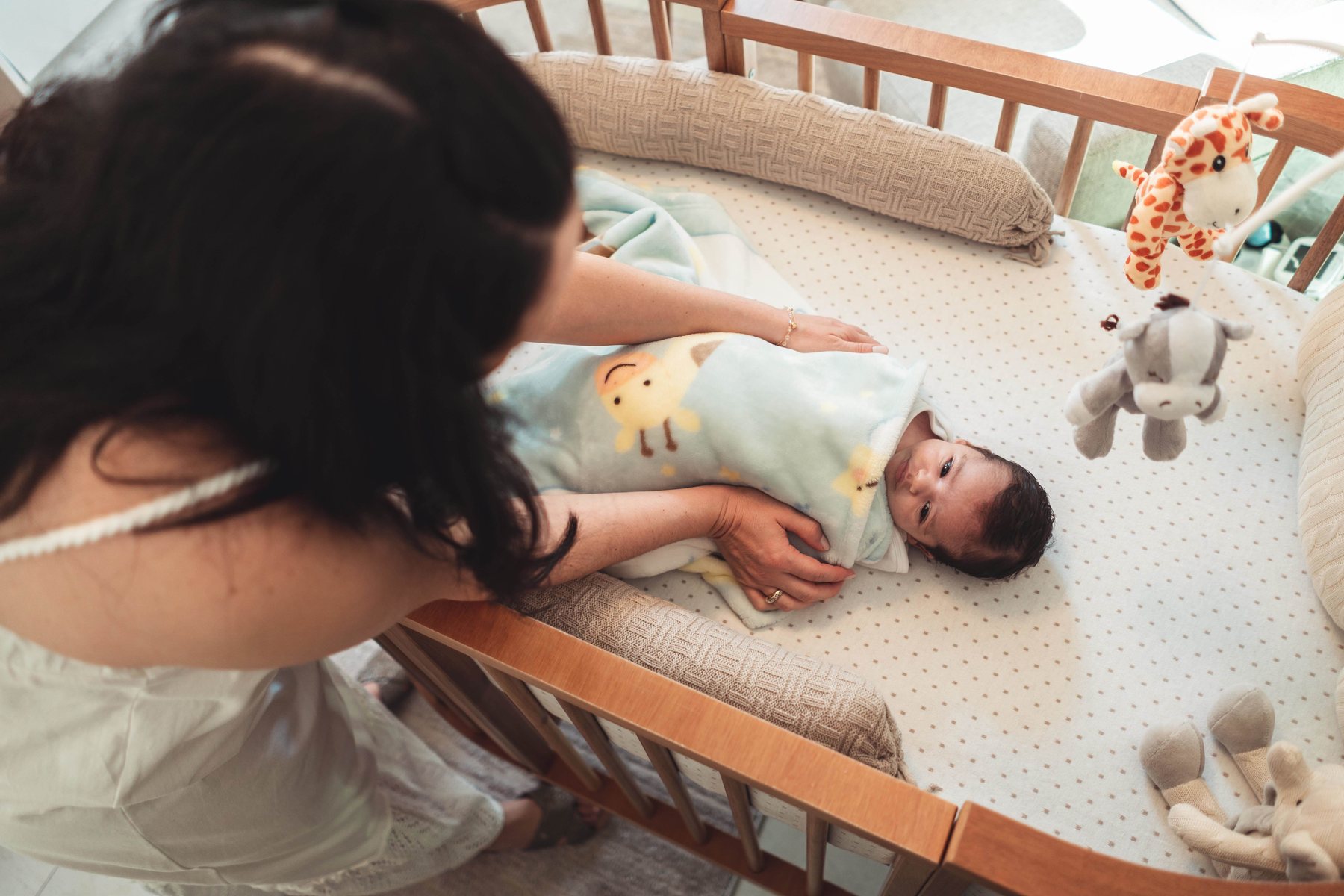Bebê no berço durante a chegada em casa