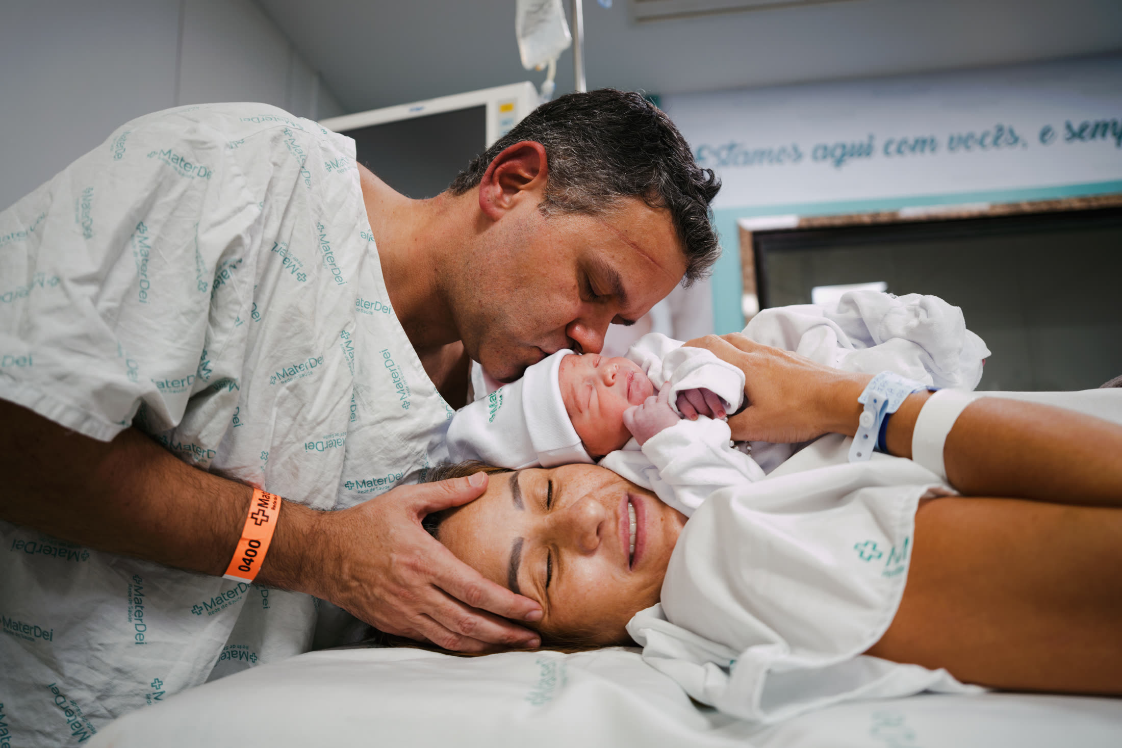 Carlos fotografando dentro do hospital, durante o parto