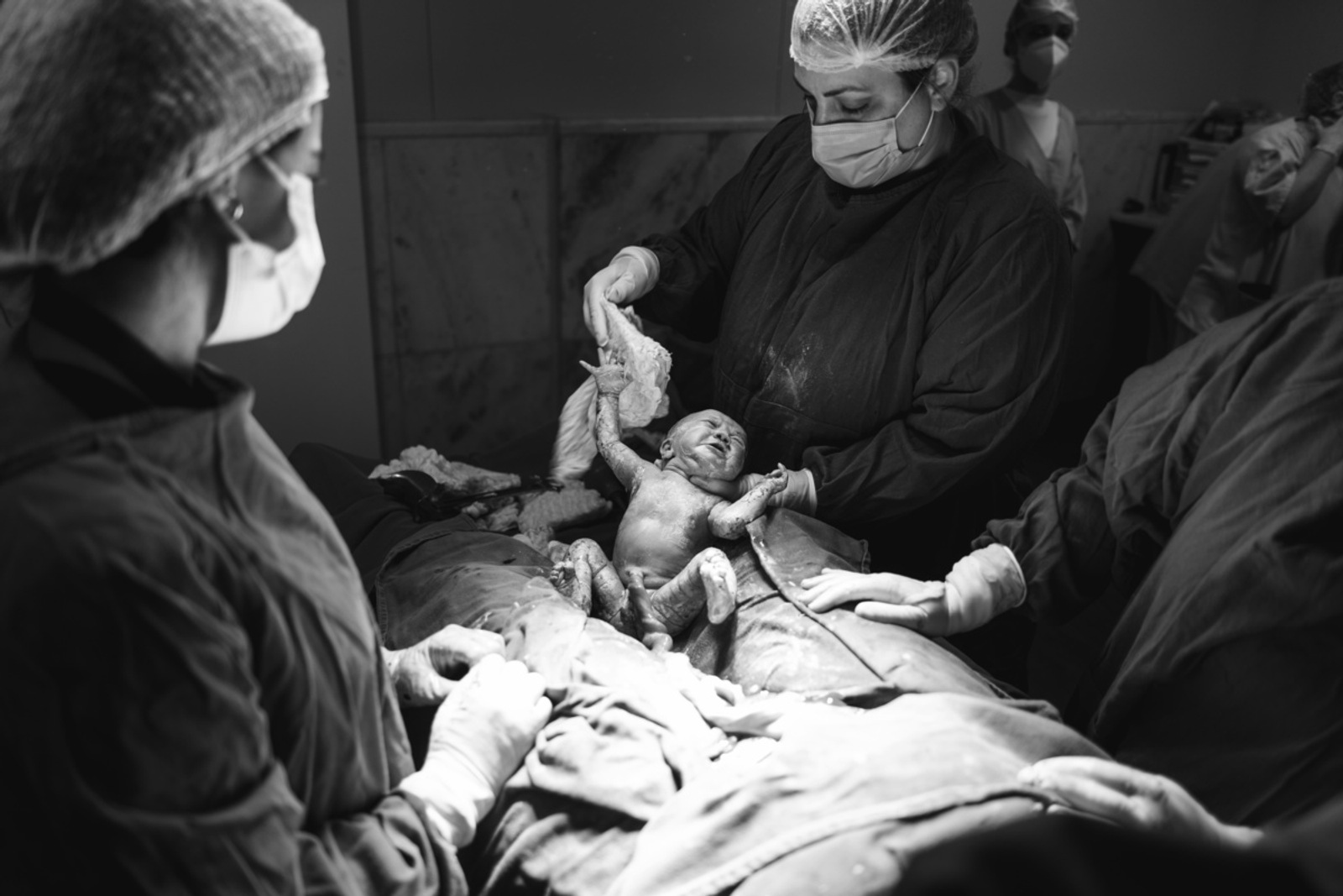 parto cesariana de gêmeos de Levi e Lívia em Belo Horizonte — fotografia 11