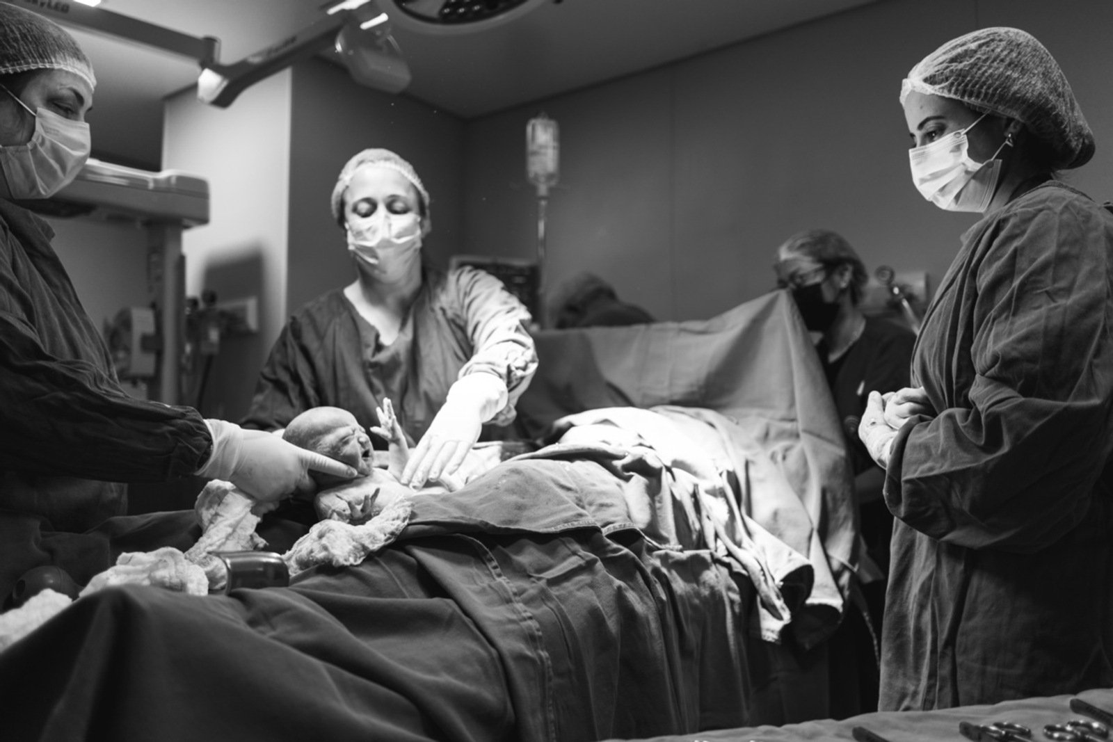 parto cesariana de gêmeos de Levi e Lívia em Belo Horizonte — fotografia 13